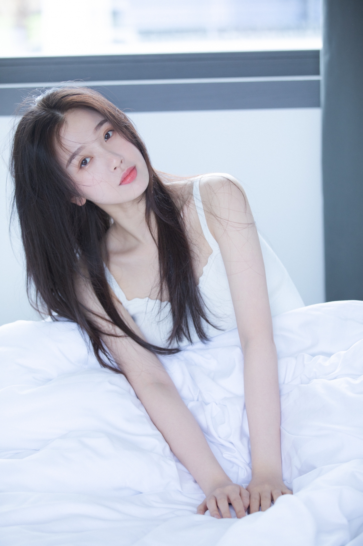 虞书欣4K超清壁纸，清纯养眼美女明星专属，手机桌面新宠，2730x4096高清下载
