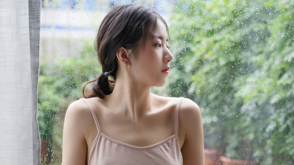 宁宁窗前写真，绝美4K高清壁纸，3840x2160分辨率美女图片下载