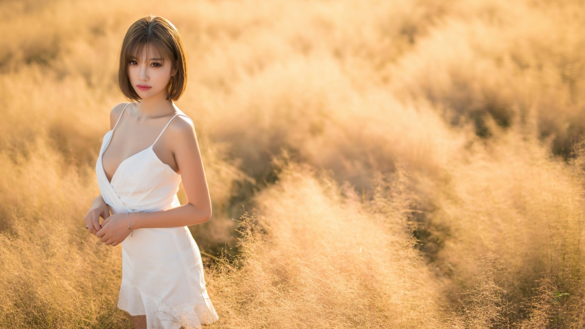 户外夏装白裙美女惊艳亮相！超高清4K壁纸，3840x2160分辨率，免费下载