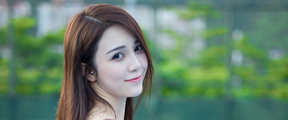 美女甜美回眸4K高清壁纸，3440x1440分辨率，精美图片下载