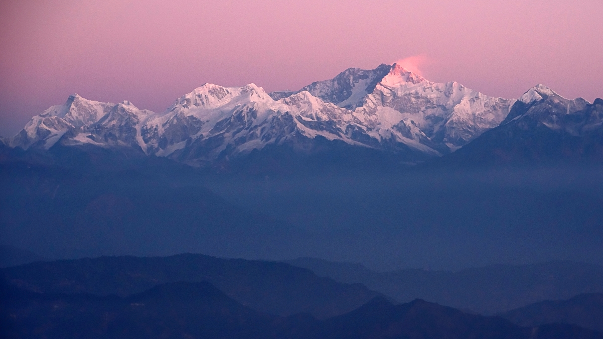 大吉岭晨曦美景，超高清4K风景壁纸，3840x2160分辨率，一键下载！