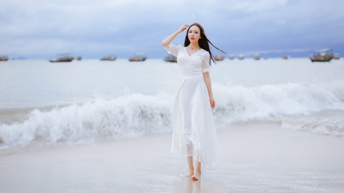 清纯气质美女，海边白色长裙飘逸，4K高清壁纸3840x2160免费下载