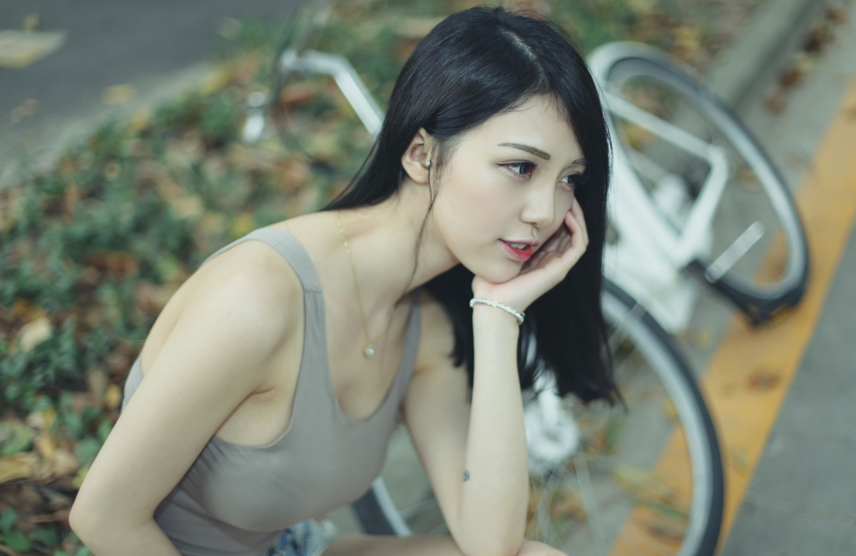 夏日骑行风情，长发美女4K高清壁纸，性感可爱，超清4000x2596下载