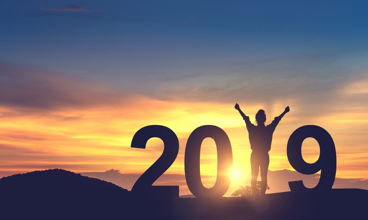 2019新年自由年轻女子山景，6K超清壁纸，震撼4K背景，6732x4016高清下载
