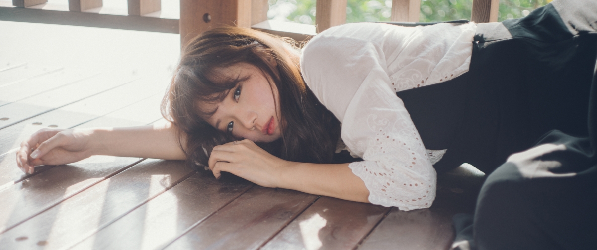 清纯佳人地板写真，唯美4K高清壁纸3440x1440，免费下载