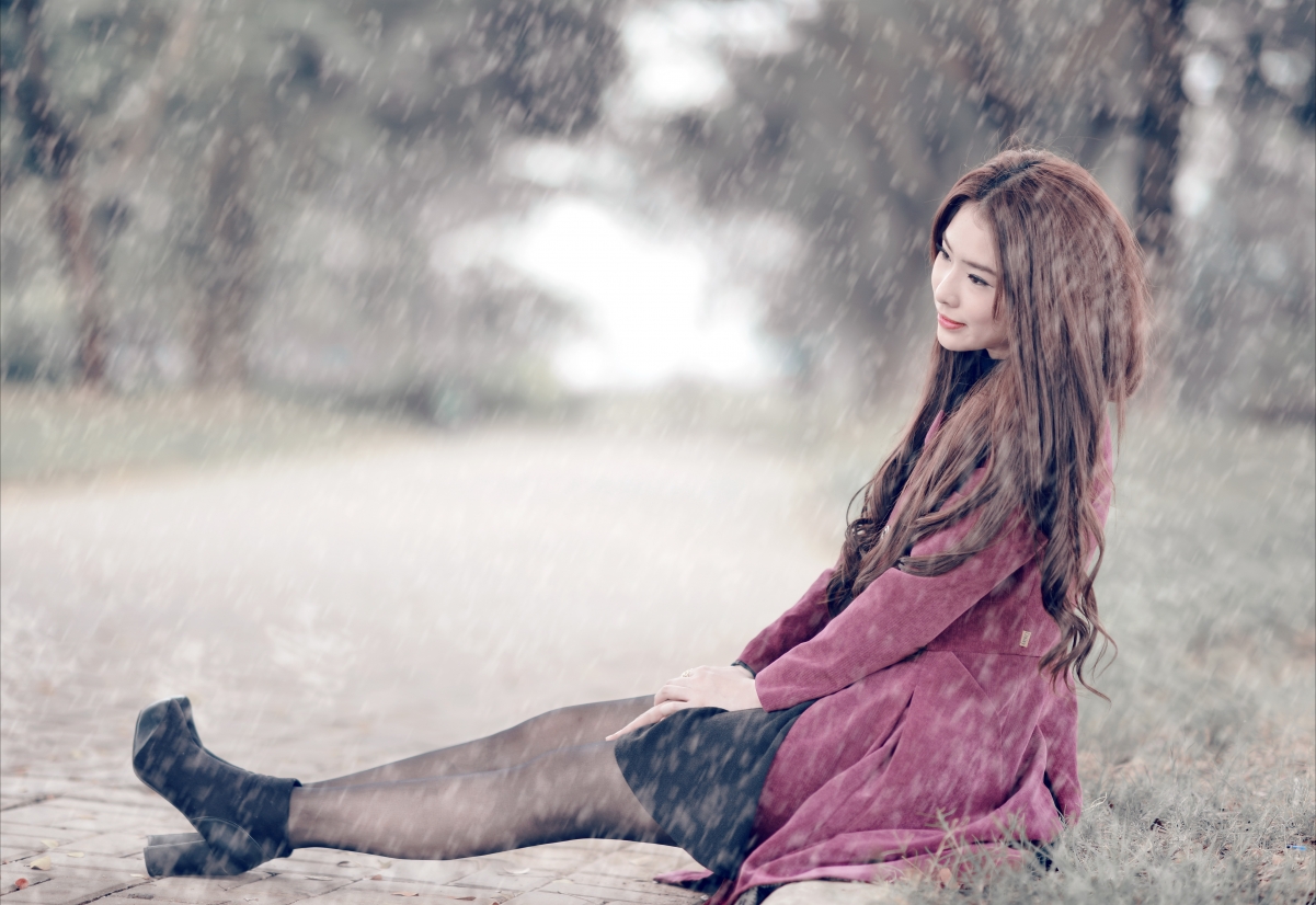 雨巷倩影，唯美街拍女孩4K高清摄影，超清壁纸6863x4722免费下载