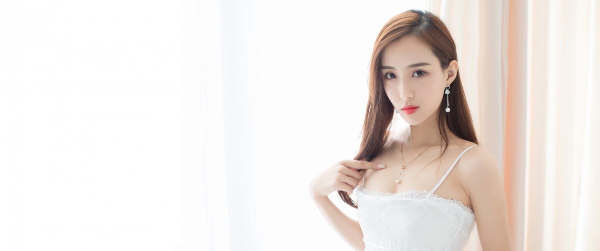 优雅长发美女与猫宝共眠，超高清4K白色睡衣壁纸，3440x1440分辨率畅享下载