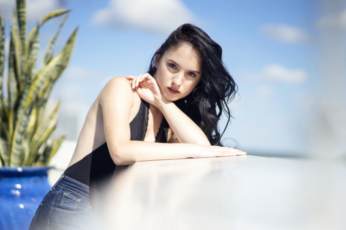 夏日风情，绝美模特4K高清壁纸，4000x2667分辨率，一键下载！
