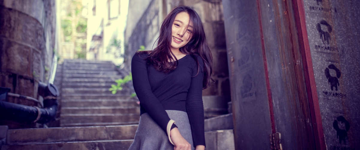 高清美女微笑壁纸，黑色毛衣4K超高清3440x1440下载