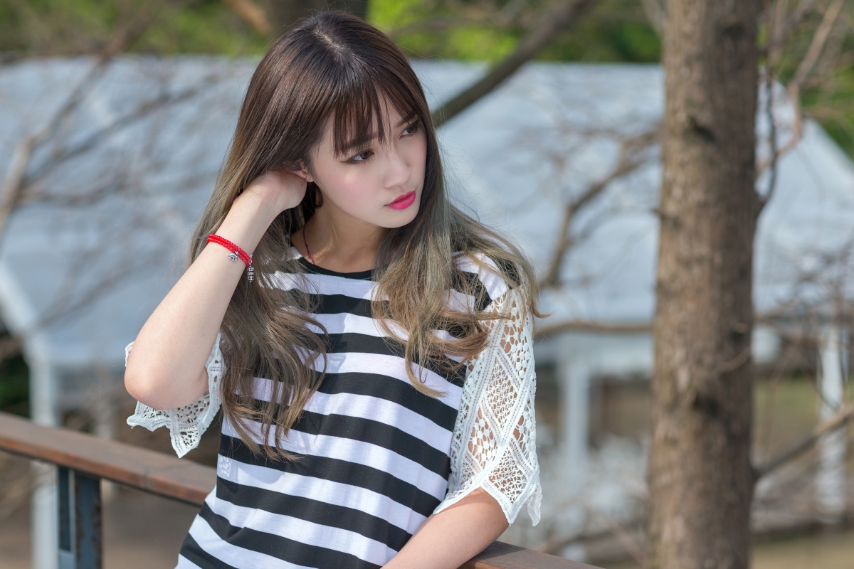 女孩精致面容与秀发，绝美4K壁纸，高清大图下载，尺寸4000x2667