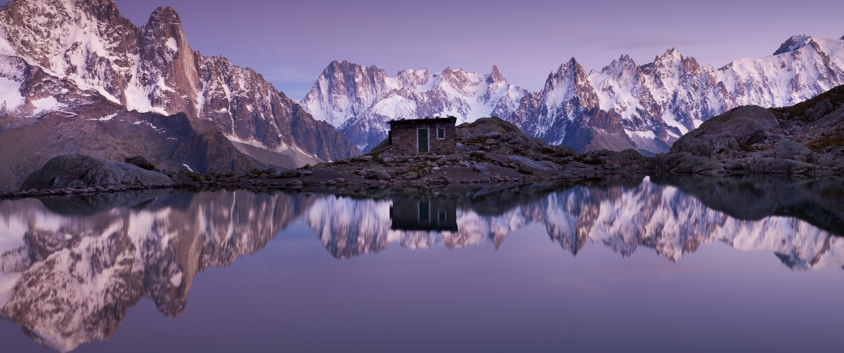 静谧高山湖泊小屋美景，4K超清壁纸，3440x1440分辨率，一键下载
