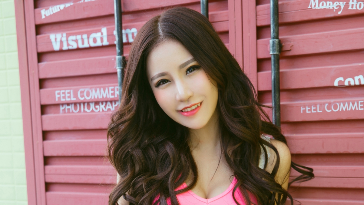 Huhu长发波浪卷发美女惊艳登场，超清4K壁纸，高清3840x2160美图免费下载