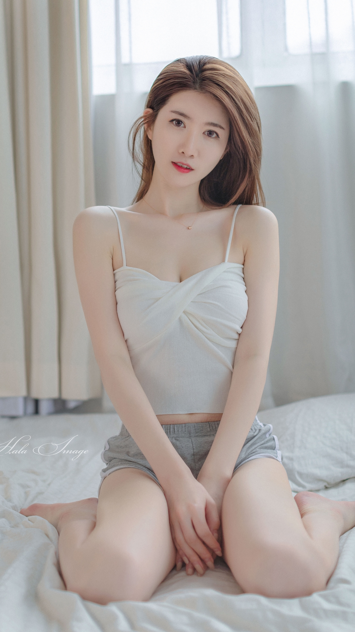 清纯美女居家风，白色吊带配短裤，4K竖屏壁纸，高清2160x3840下载