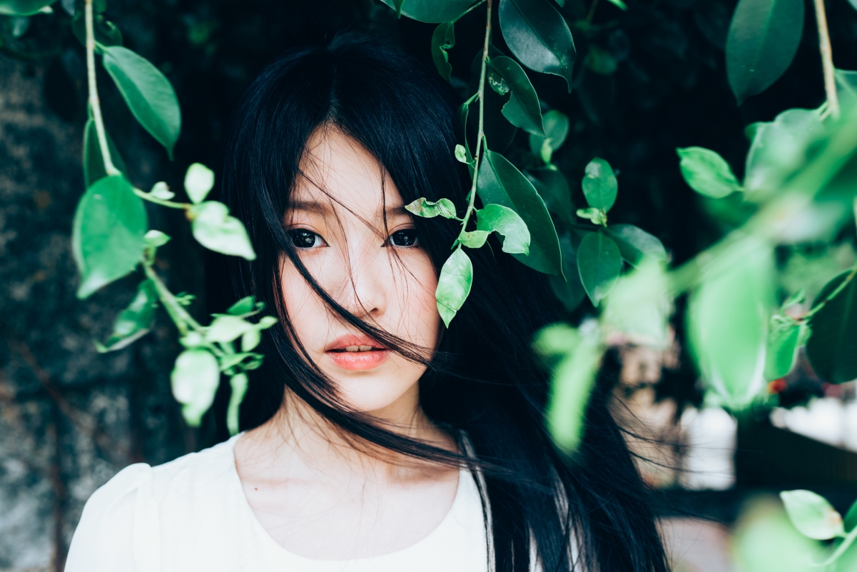 亚洲黑发美女置身树林，叶子轻舞，4K高清壁纸，4200x2800精美下载