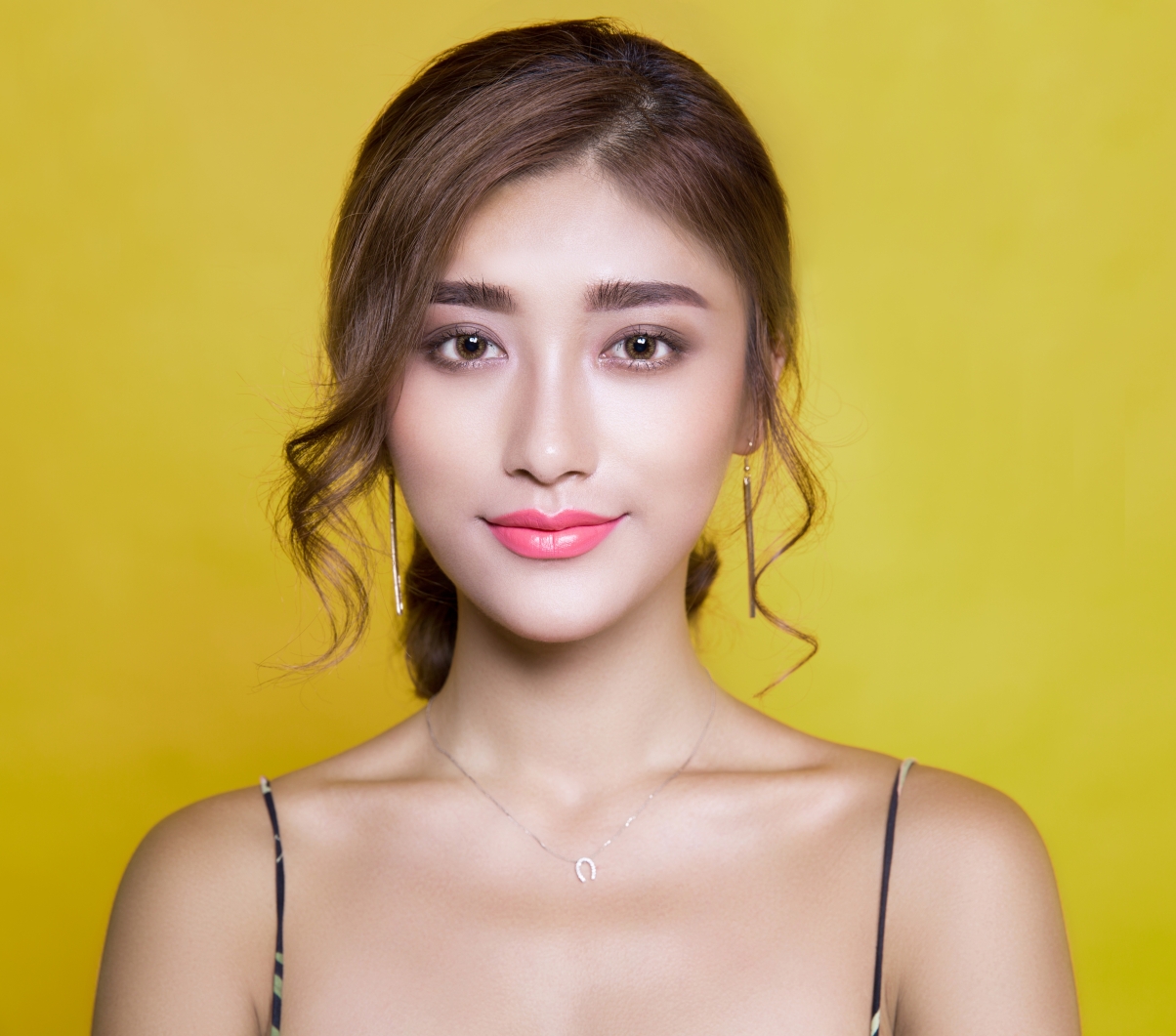 美女彩妆护肤宝典，超高清4K美女图片壁纸，5760x5075分辨率，一键下载！