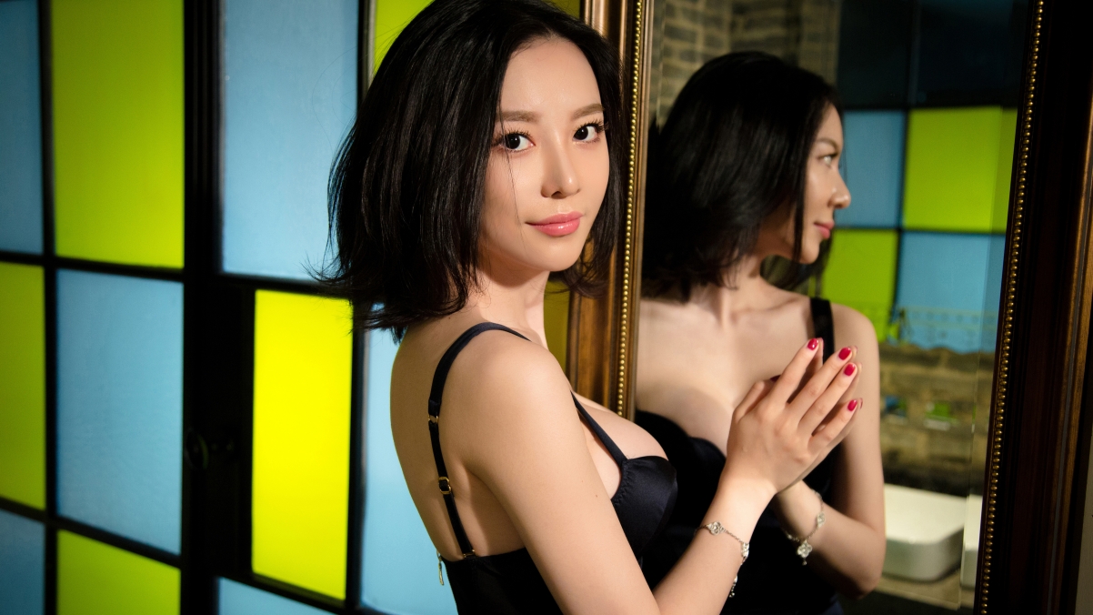 慕羽茜高清壁纸，性感美女模特，黑色内衣吊带裙，4K超清画质下载