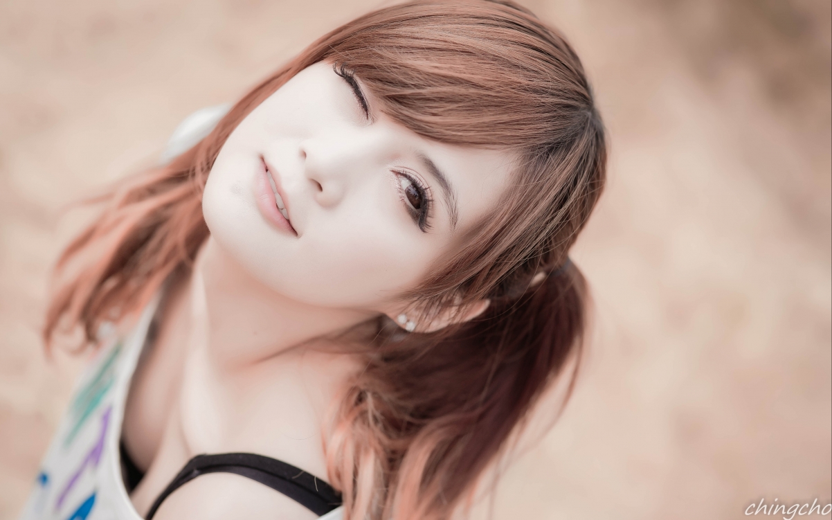 高清长发美女4K壁纸，精选T恤美女图片，3840x2400分辨率，免费下载