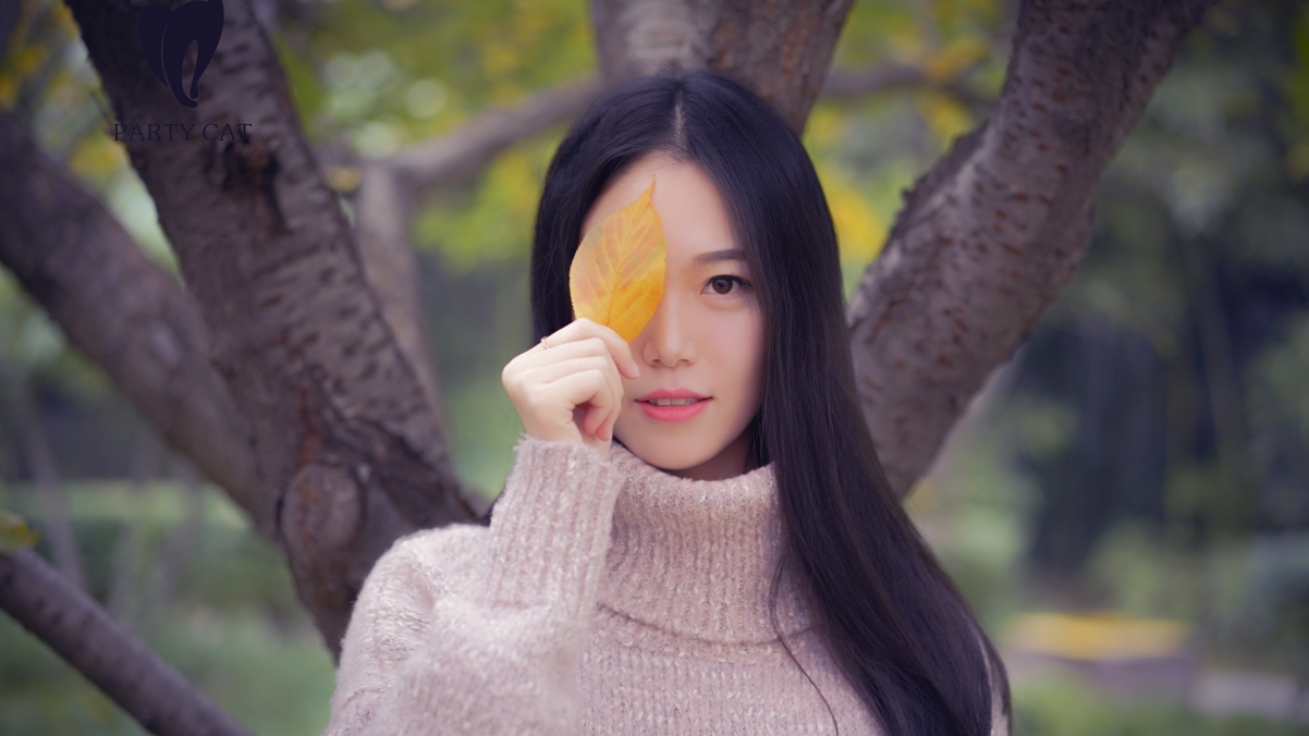 户外长发美女与叶树共舞，绝美4K壁纸高清下载，3840x2160分辨率