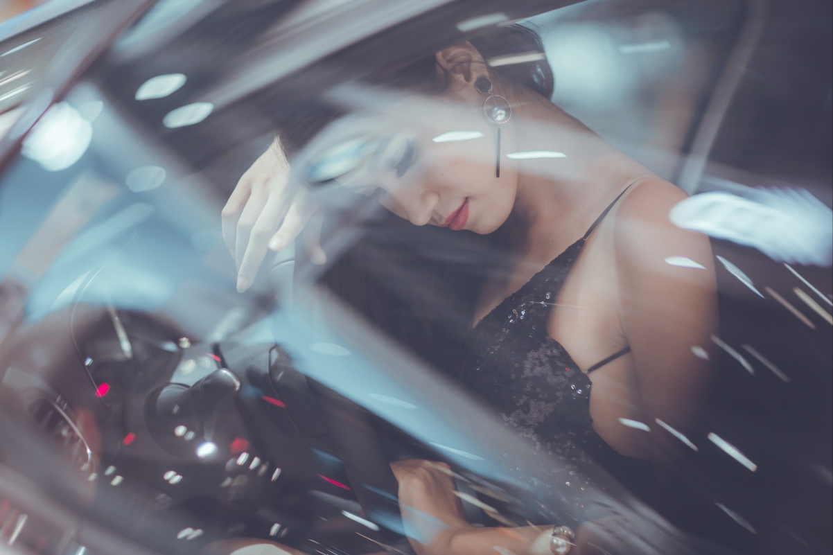 车内佳人倩影，超高清4K美女壁纸，4500x3000分辨率，免费下载