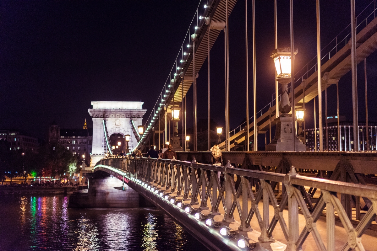 塞切尼链桥璀璨夜景，绝美4K高清风景壁纸，4000x2667分辨率，免费下载