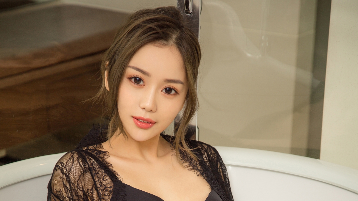 颜亦汐浴缸倩影，高清4K美女写真壁纸，3840x2160分辨率，畅享视觉盛宴