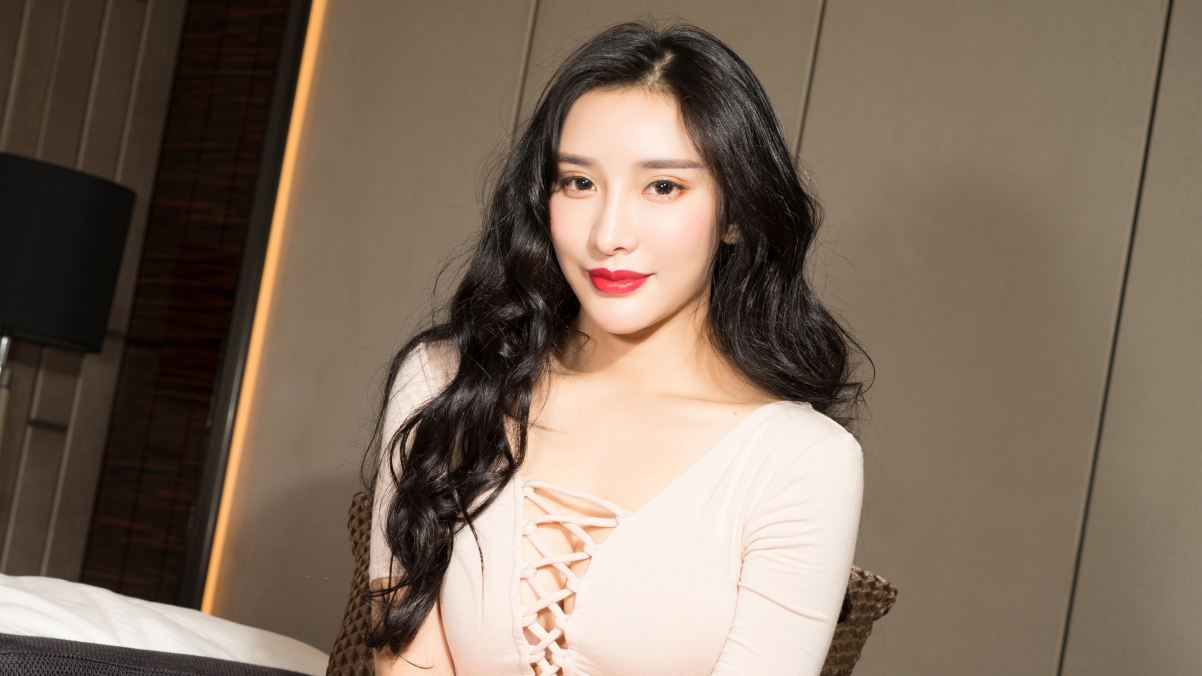 小西长卷发气质美女4K超清壁纸，3840x2160分辨率，高清下载