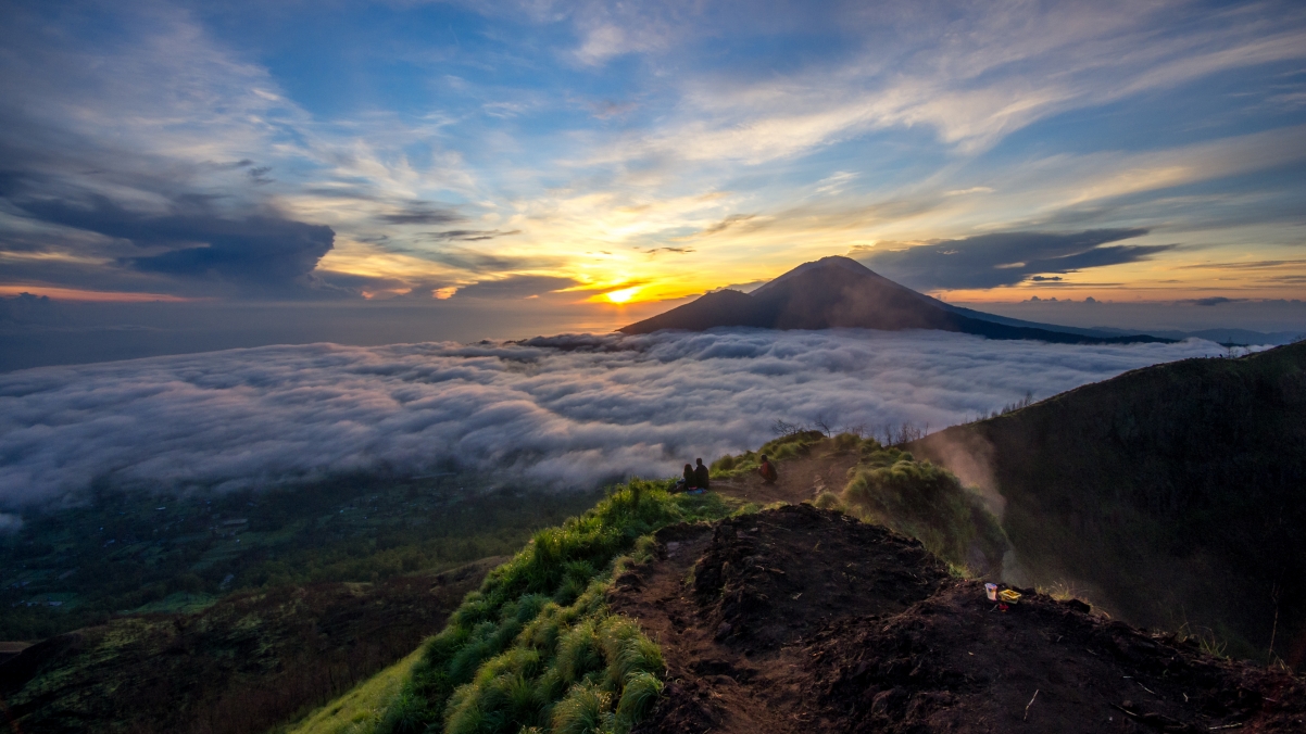 印尼巴吞尔火山之巅，清晨阳光美景，4K超清壁纸免费下载