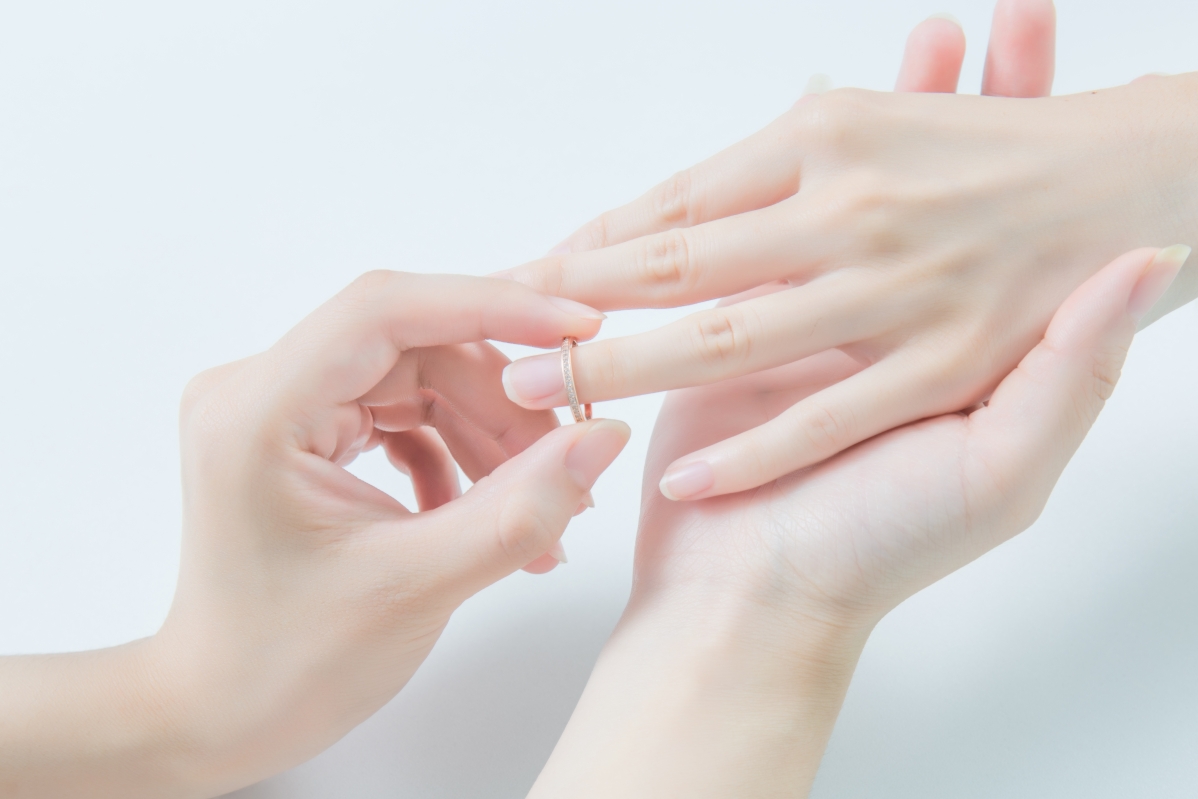 男女浪漫求婚瞬间，高清4K戒指双手背景壁纸，5472x3648超清下载
