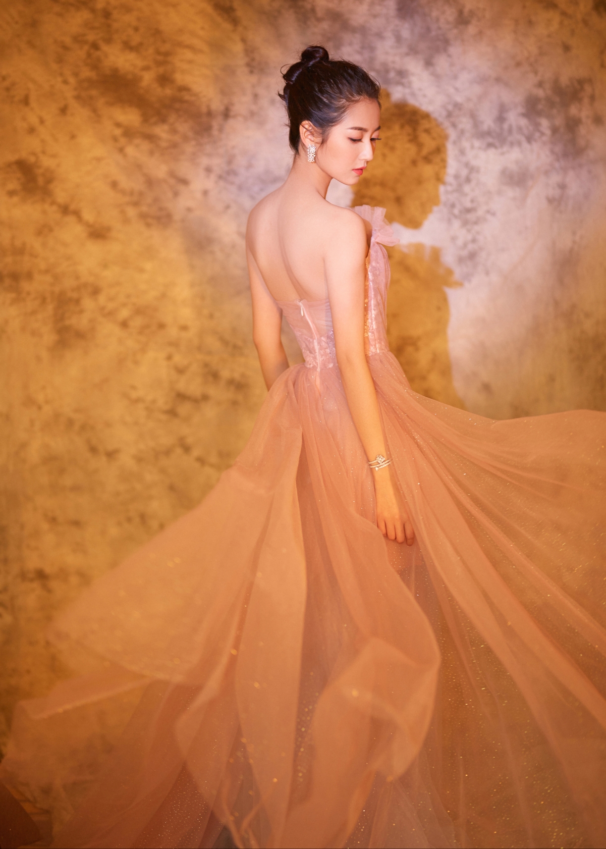 陈钰琪绝美侧颜与美背，华丽长裙4K超清壁纸，2743x3840高清下载