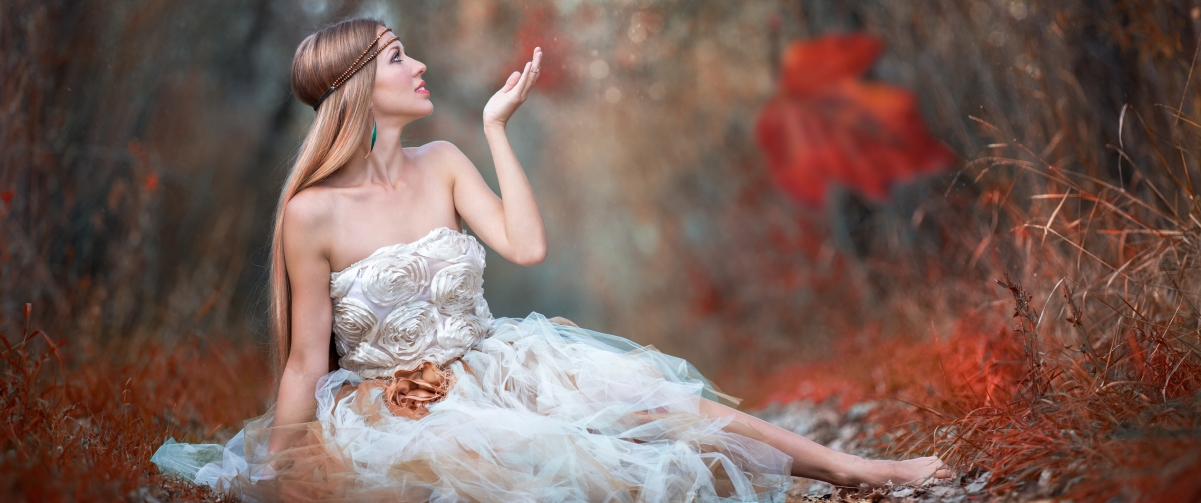 森林秘境，唯美长发美女身着白裙，高清4K壁纸3440x1440免费下载