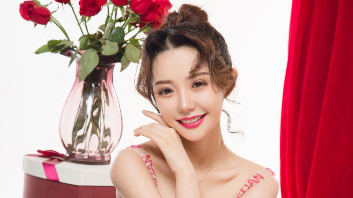 可欣甜美笑容，高清4K美女壁纸，3840x2160分辨率，免费下载