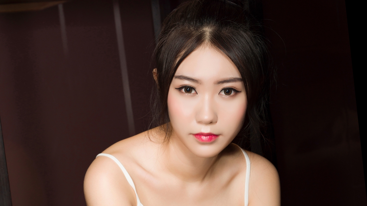 美女小鹿4K超高清壁纸，精选3840x2160高清美女图片，一键下载