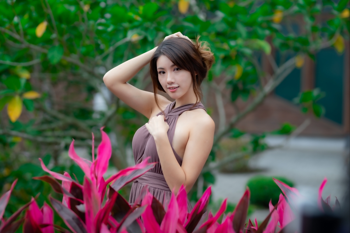 露肩棕色连衣裙美女户外写真，4K高清壁纸下载（3840x2560）
