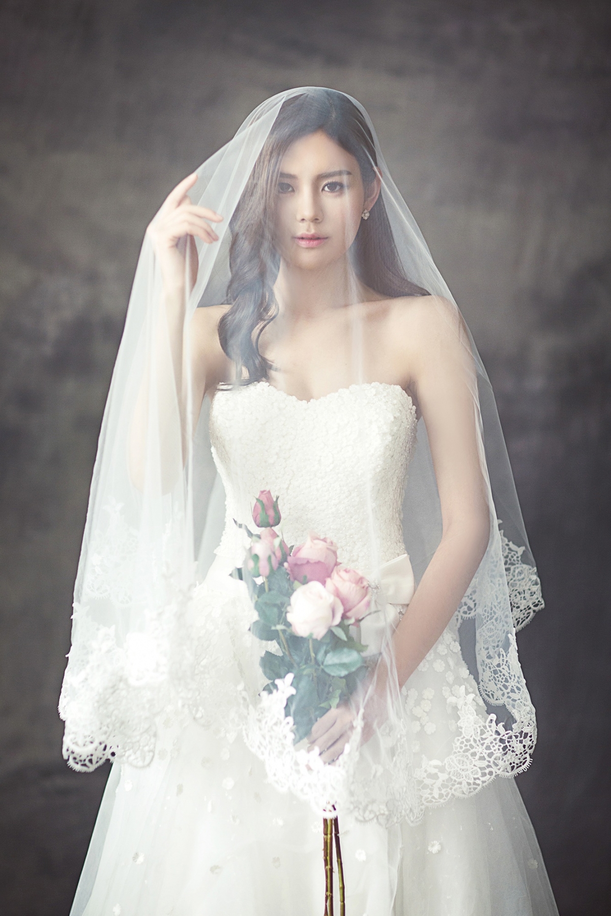 绝美新娘，纯白婚纱面纱高清手机壁纸，4K分辨率，优雅下载