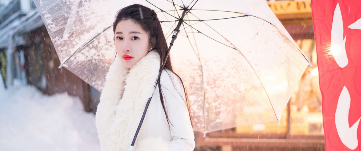 陈嘉嘉Tiffany撑伞高清4K壁纸，清纯美女图片，3440x1440分辨率，免费下载