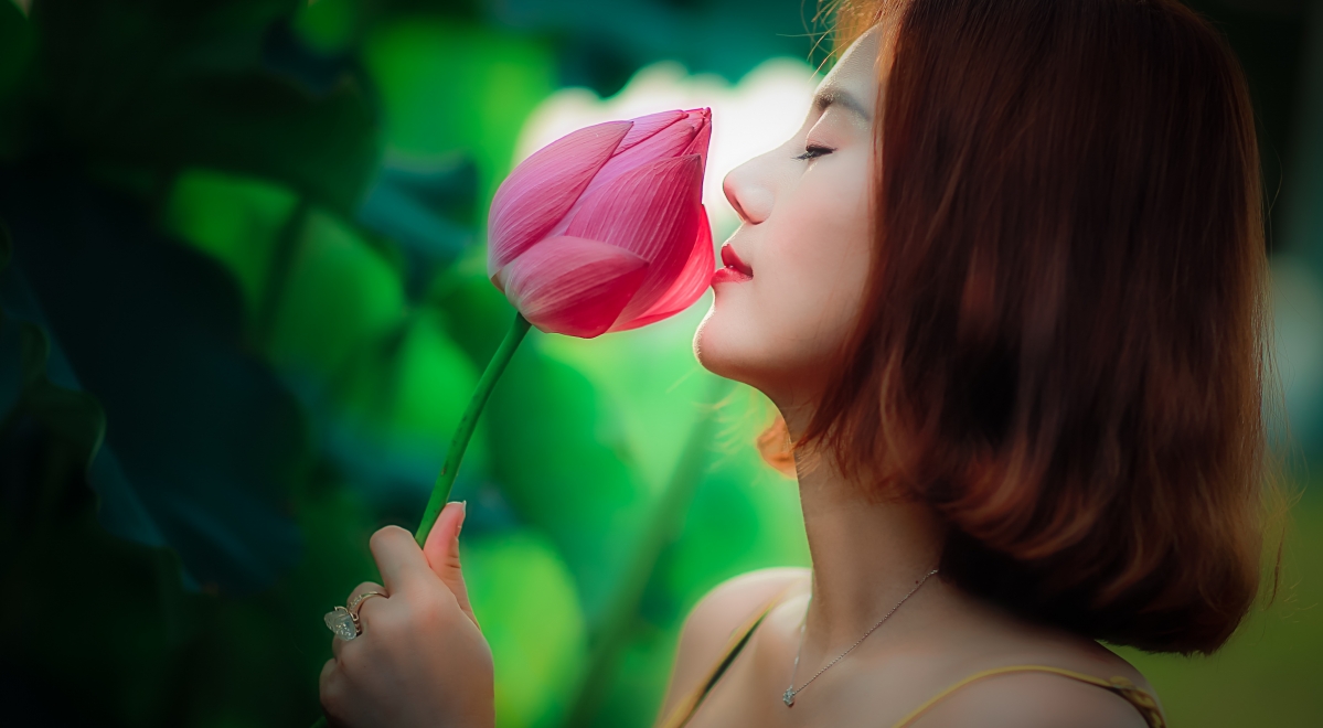 越南美女荷花倩影，4K高清壁纸展现晴朗之美，4283x2356超清下载