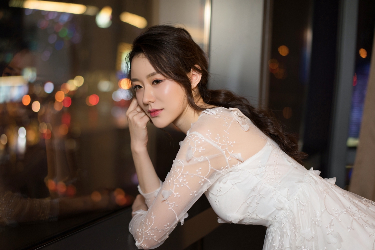 克拉女神江琴，优雅白裙倩影，绝美4K高清壁纸，4000x2669超清下载