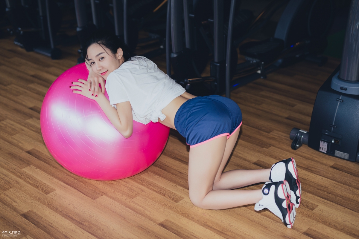 红球健身女孩，绫熙5K超清壁纸，美女图片高清下载，尺寸5065x3377