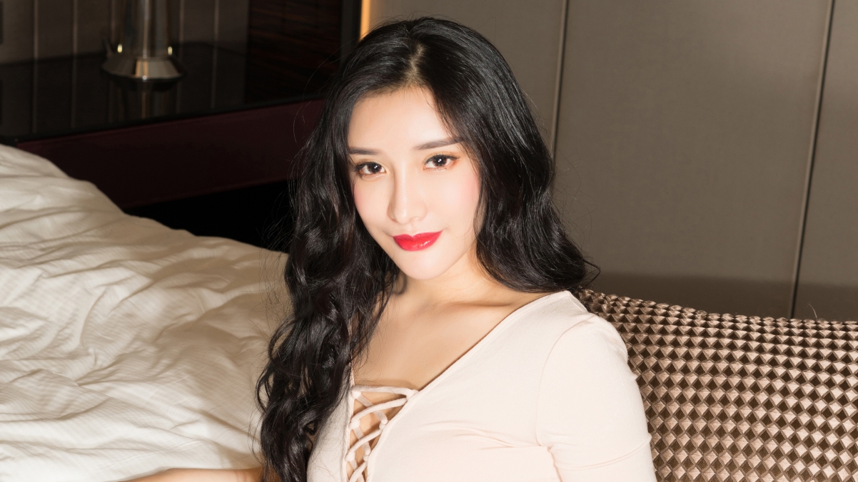 小西长发美女模特4K超清壁纸，3840x2160高清下载