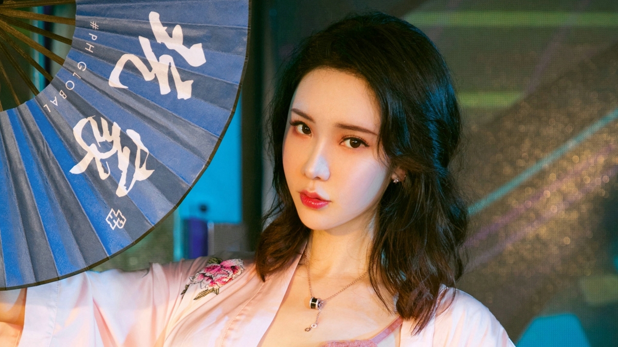 高清美女扇子4K壁纸，3840x2160超清图片，免费下载