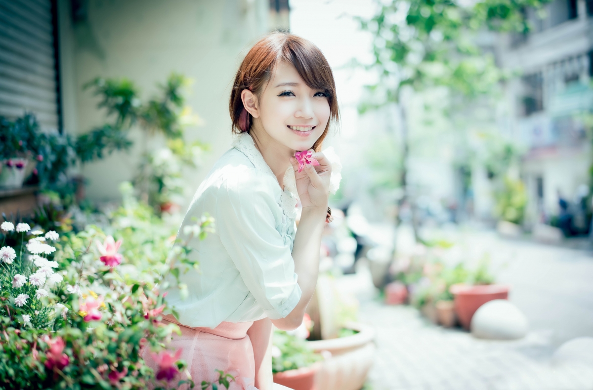 美丽笑颜伴鲜花绽放，4K高清美女壁纸，4000x2633分辨率下载