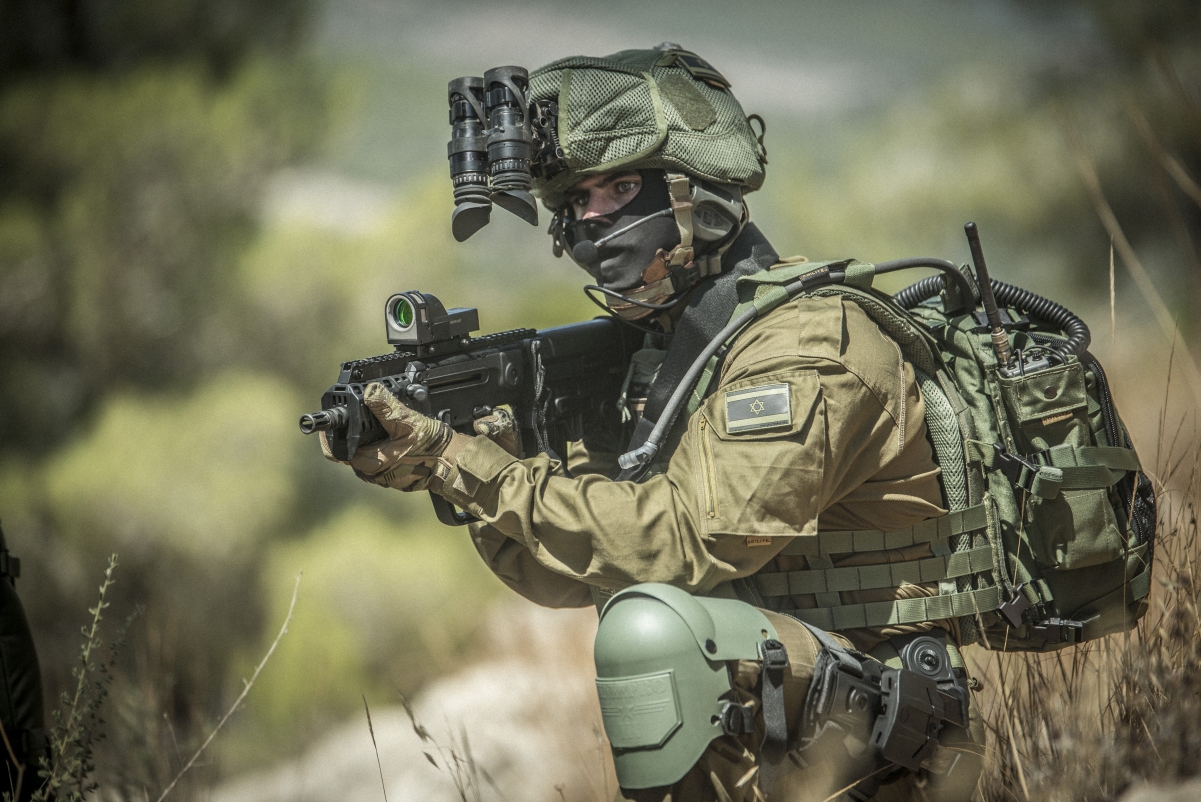 士兵装备高清大图，4K人物壁纸，超清画质4200x2803，免费下载