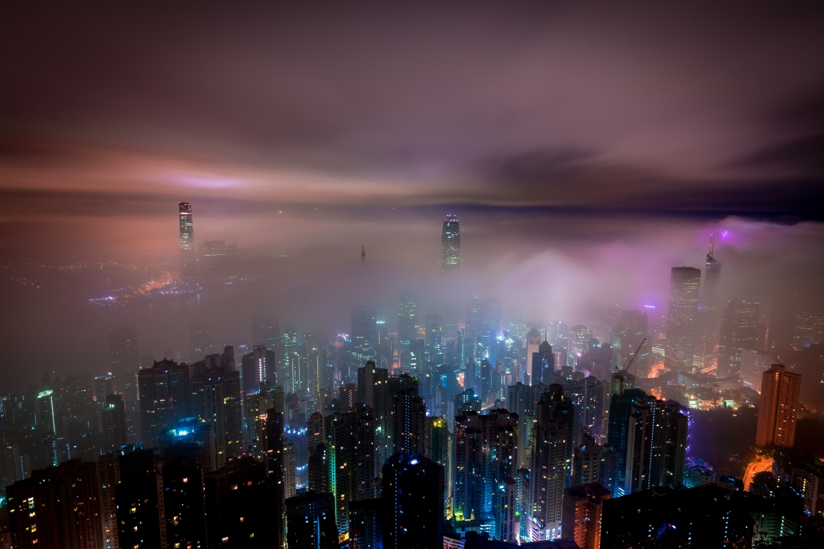 香港夜景，云海雾绕的金融建筑群，超清5K壁纸展现璀璨夜景