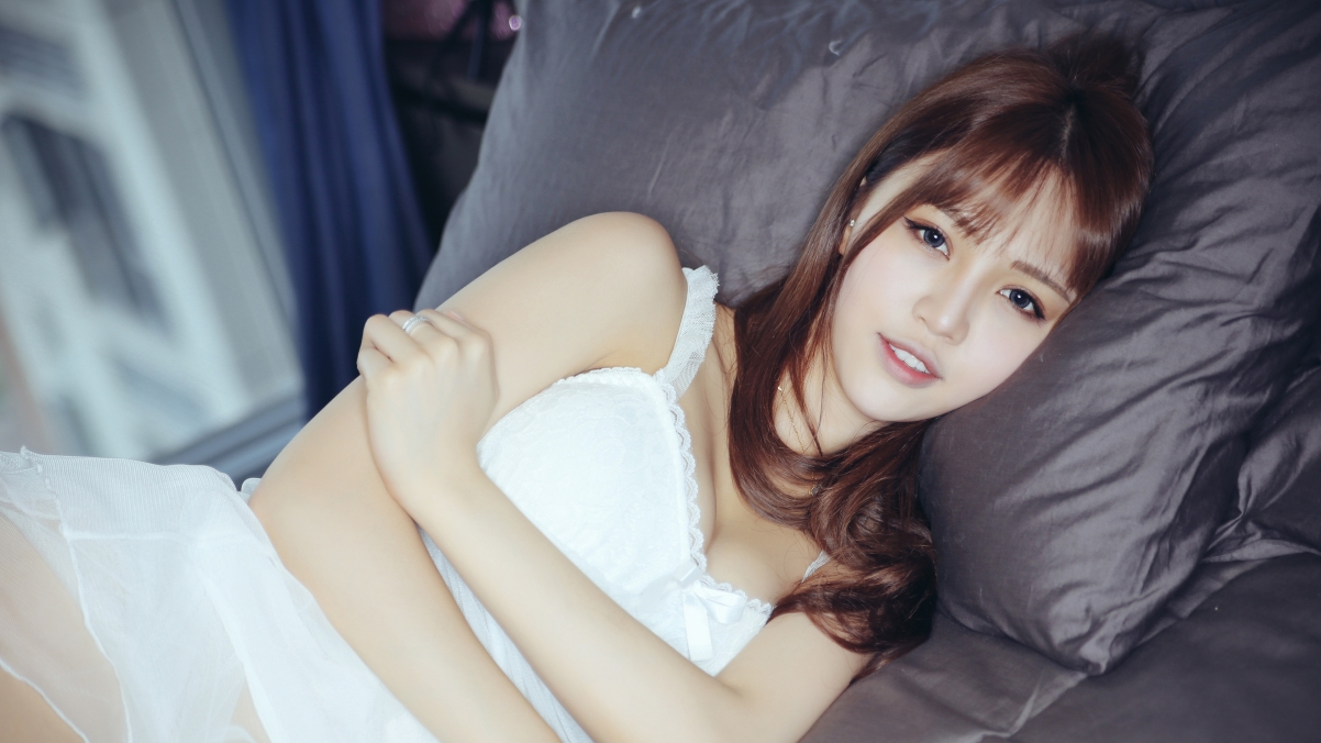 高清4K美女壁纸，床上白色睡衣性感美女，3840x2160超清画质，免费下载