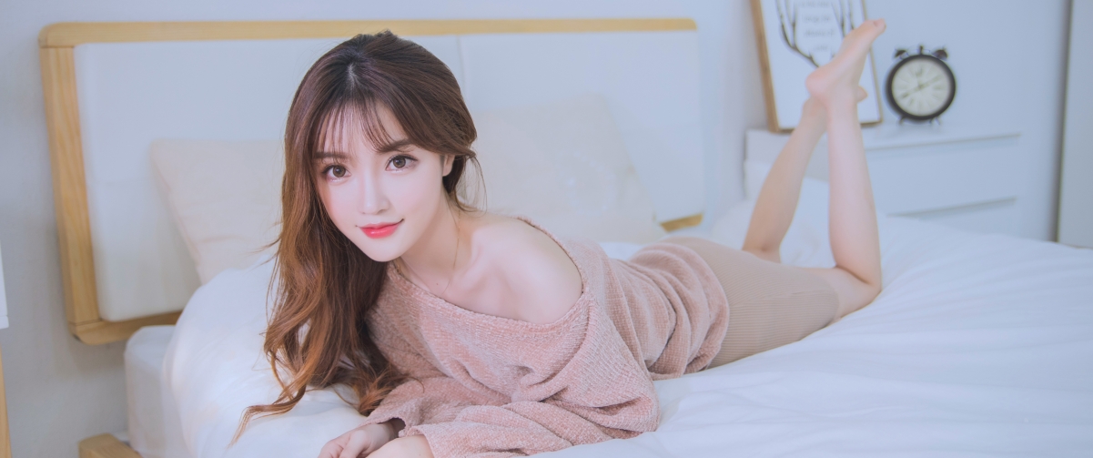 清纯美女高清壁纸，床上甜美风采，4K超清3440x1440，一键下载