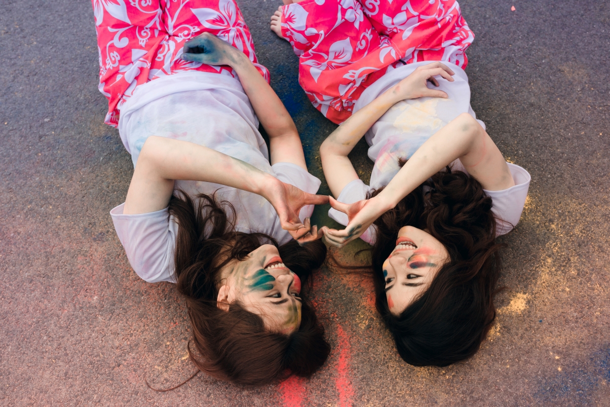 彩色脸庞的微笑友谊，年轻女子躺着享受时光，高清5K美女壁纸免费下载