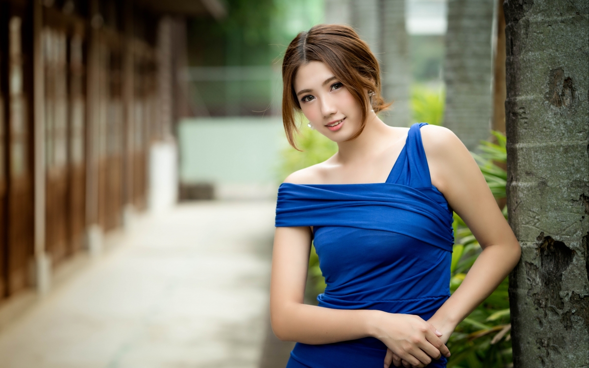 高清蓝色连衣裙美女模特4K壁纸，3840x2400分辨率，美女图片精美绝伦，免费下载