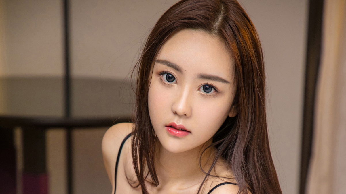 糖果香肩美女，高清4K壁纸，性感迷人，3840x2160分辨率，免费下载