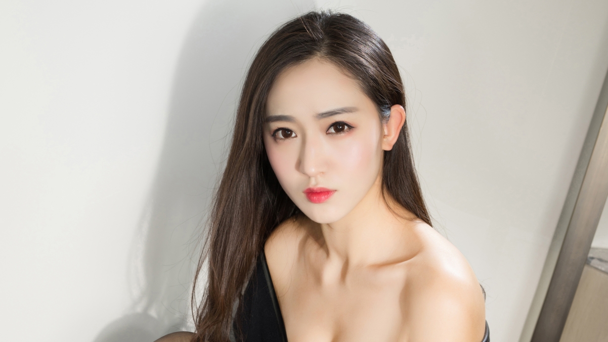 克拉女神姜璐惊艳亮相，长发露肩4K超清壁纸，3840x2160高清下载