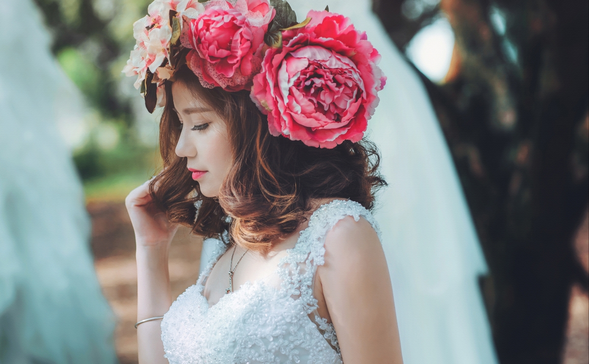 新娘白色婚纱连衣裙高清4K壁纸，美女优雅绽放，绝美瞬间4000x2474免费下载